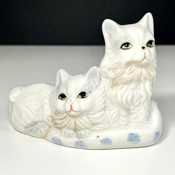 Vintage Kitty Cats Sitting On Blanket Figurine White Persian Grey Accents‎ - Picture 1 of 10
